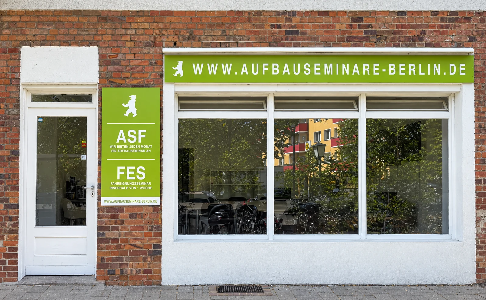 Die Seminarräume von Aufbauseminare Berlin mit grüner ASF- und FES-Beschilderung