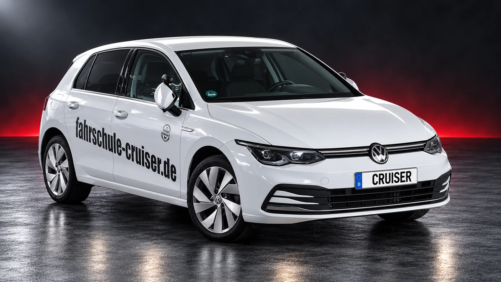 Unser weißer VW Golf 8 für deine Pkw-Ausbildung
